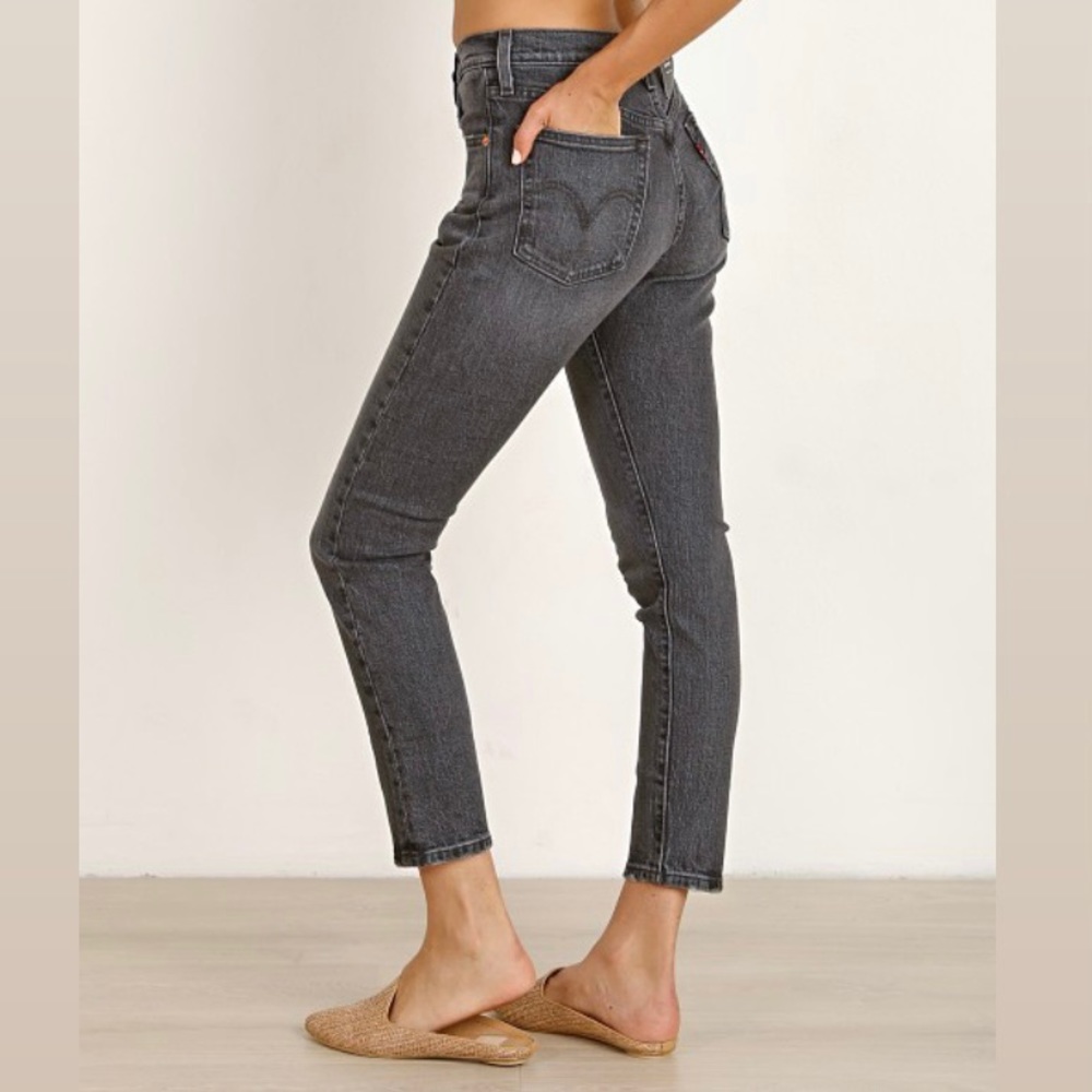 Levi’s 501 high-waisted washed black jeans. 🖤